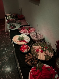 leckeres Buffet im Keller