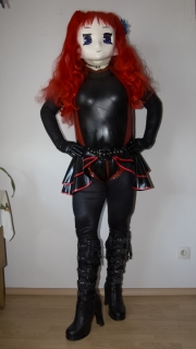 Majikku im schwarz-roten Body