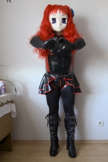 Majikku im schwarz-roten Body