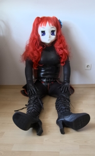 Majikku im schwarz-roten Body
