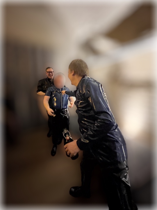 das Geschenk wird gleich ausprobiert