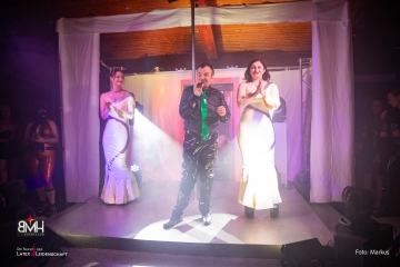 Eroeffnung-der  Party mit  Teilen seines Teams