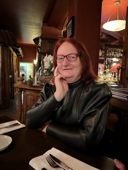 Susi wartet auf ihr Essen