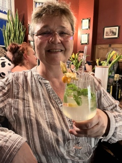Petra schmeckt es gut, Prost