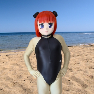 Majikku am Strand in ihrem Pengu-Mars-Brazil-Swimsuit