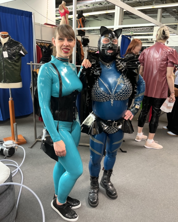 Latex_Snow_White und Katzentatze