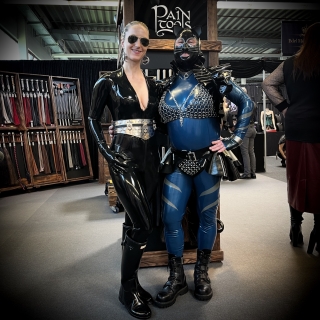 LadyInLatex und Katzentatze vor den PainTools