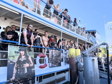 Blick auf das Schiff beim Anstehen