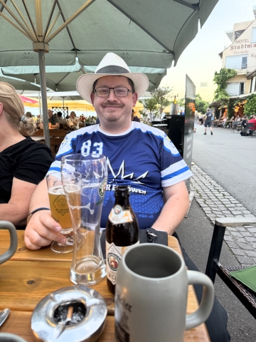 Daniel schmeckt sein Bierchen