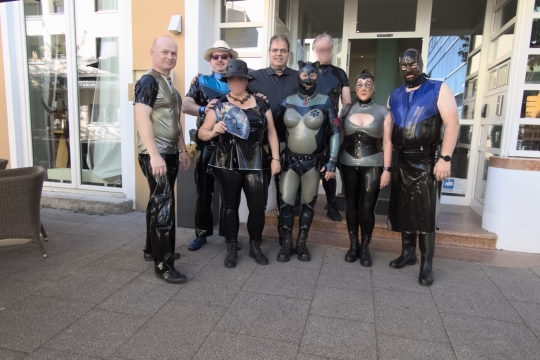 Gruppenbild vor dem Hotel