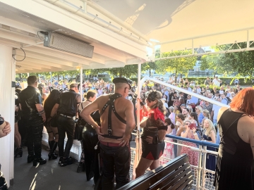 auch in Konstanz ist die Mole voller Schaulustiger mit ihren Handys