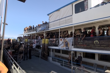 dicht gedrängt auf dem Schiff