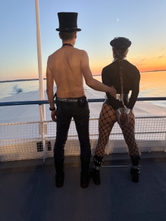 cuffedsubbi2 beim Sonnenuntergang