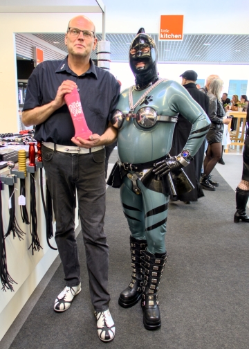 Jörg und ein mächtiger Dildo