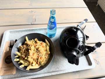 Mittagessen am Sonntag, ohne Maske geht es besser