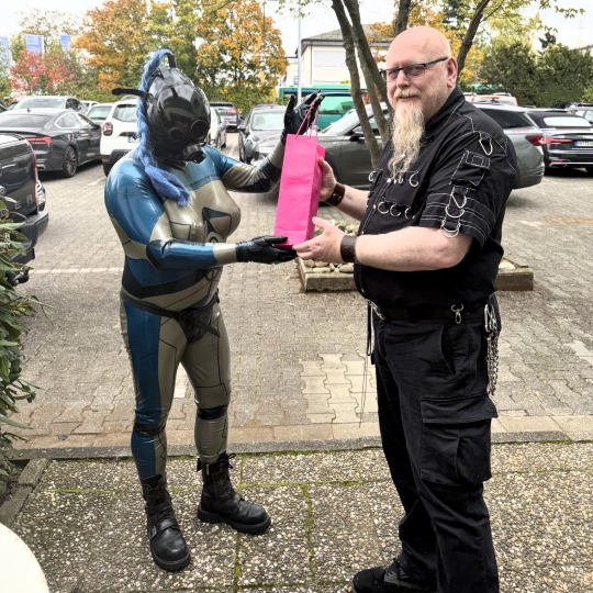 Übergabe eines Geschenkes