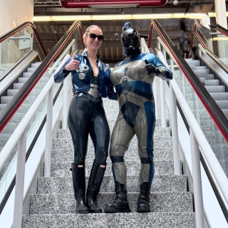Lady_In_Latex und Katzentatze