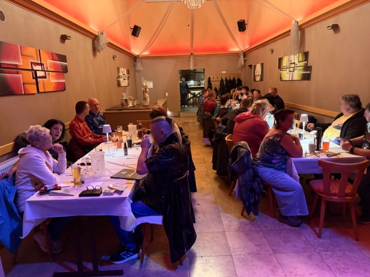 lange Tische in der Molkerei