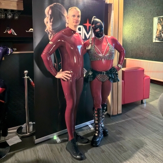 Fantastic_in_Rubber und Katzentatze