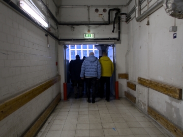 Bahnhofsfuehrung_hier_geht_es_aus_dem_Posttunnel