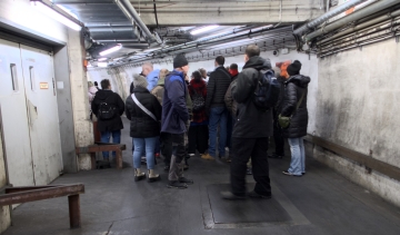 Bahnhofsfuehrung_hierwird_gelauscht