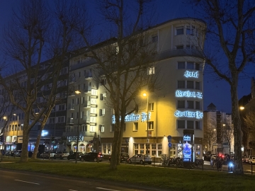 Das_Hotel_am_spaeten_Nachmittag