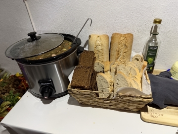 Keller_Bueffet_Suppe_und_Brot