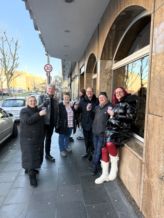 Vorgluehen_vor_dem_Hotel