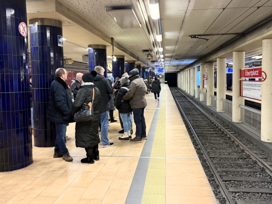 Warten auf die S-Bahn