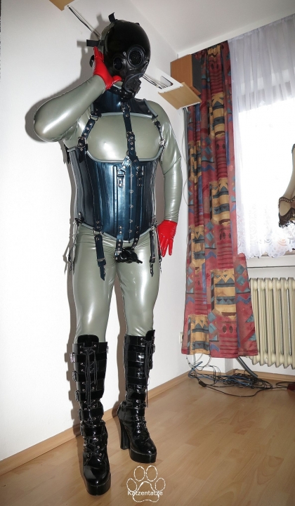 HWDnc 12, Cor 13, Kondomsuit und MSA Millennium Maske