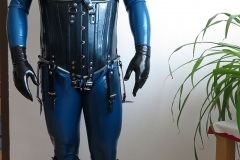 das COR 13 mit Kombinationshalsband, einer Feitico-Maske und einem Catsuit von LatexCatfish