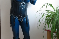 das COR 13 mit Kombinationshalsband, einer Feitico-Maske und einem Catsuit von LatexCatfish