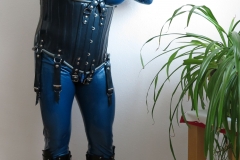 das COR 13 mit Kombinationshalsband, einer Feitico-Maske und einem Catsuit von LatexCatfish