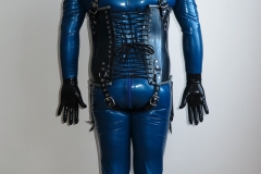 das COR 13 mit Kombinationshalsband, einer Feitico-Maske und einem Catsuit von LatexCatfish