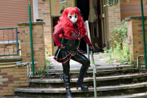 Majikku posiert auf der Steintreppe