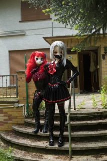 PrinzH_Kig und Majikku.Kig posieren vor dem Gebäude