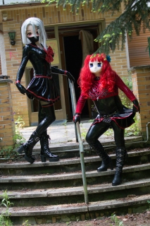 PrinzH_Kig und Majikku.Kig posieren vor dem Gebäude