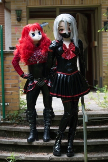 PrinzH_Kig und Majikku.Kig posieren vor dem Gebäude