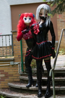 PrinzH_Kig und Majikku.Kig posieren vor dem Gebäude
