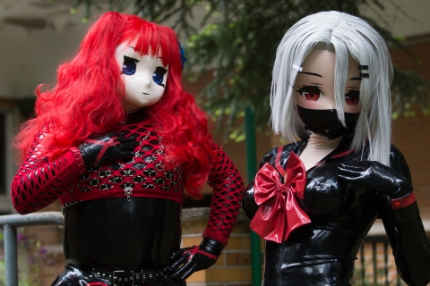PrinzH_Kig und Majikku.Kig posieren vor dem Gebäude