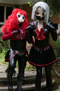 PrinzH_Kig und Majikku.Kig posieren vor dem Gebäude