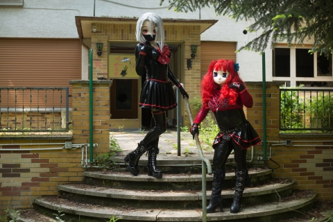 PrinzH_Kig und Majikku.Kig posieren vor dem Gebäude