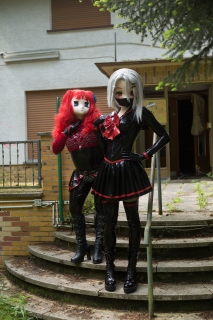 PrinzH_Kig und Majikku.Kig posieren vor dem Gebäude