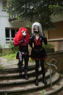 PrinzH_Kig und Majikku.Kig posieren vor dem Gebäude