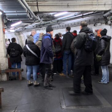 Die Reisegruppe Gummimanschette geht in den Untergrund