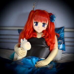 Bettszene mit Majikku im schwarzen Satin-Set