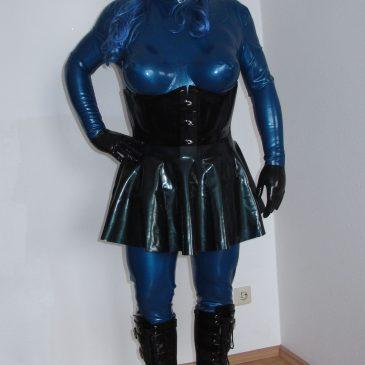 Ein BBC in metallic blau mit offenen Haar